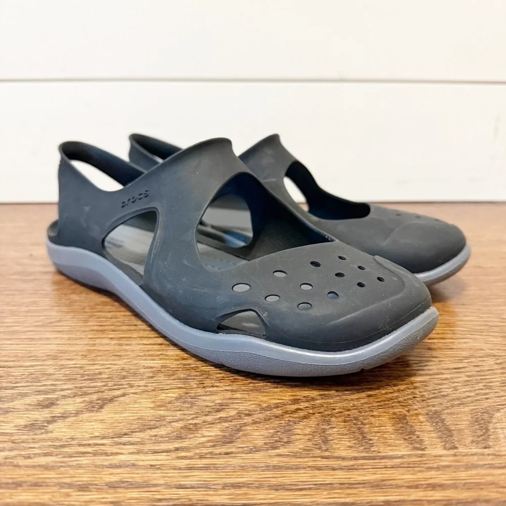 Crocs Womens Swiftwater Wave sandals made of Croslite material Gray/Black Size 8